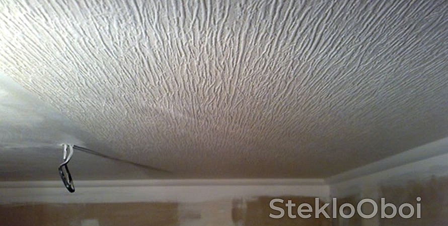 Стеклообои на потолке