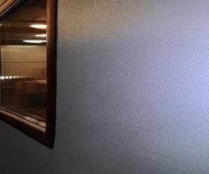 Стеклообои мелкая рогожка довольно часто встречается на стенах.